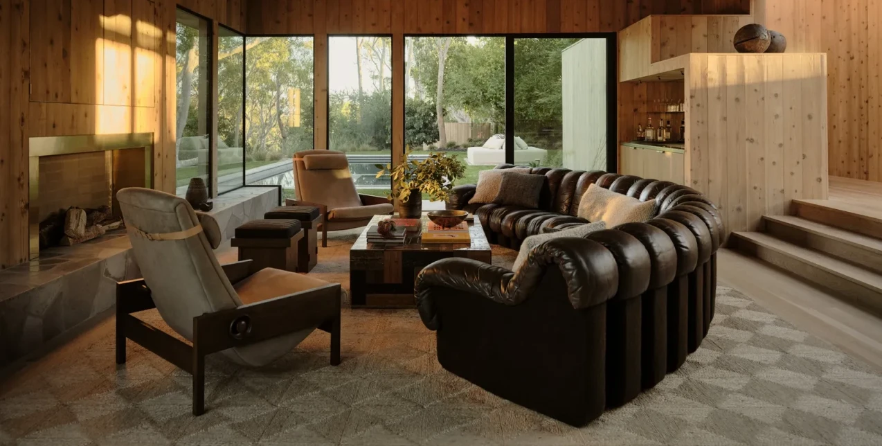 Μοντέρνα και ρουστίκ στοιχεία μεταμορφώνουν ένα ράντσο του Μαλιμπού των ’70s σε κομψή όαση