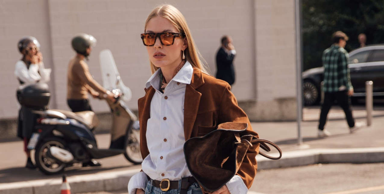 Τα barrel jeans είναι τα πιο trendy pieces του φθινοπώρου 