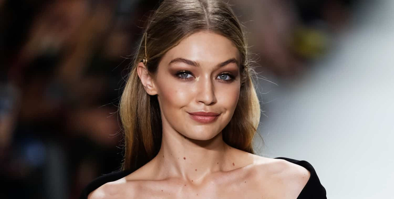 Ανακαλύψαμε όλα τα hacks που ακολουθούν τα top models στα backstage για μία αψεγάδιαστη επιδερμίδα 