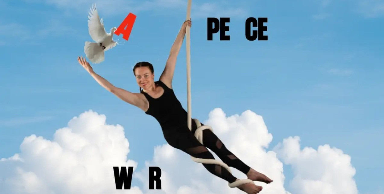 Η Πρέσβειρα Ειρήνης της UNESCO, Guila Clara Kessous, απελευθέρωσε ένα λευκό περιστέρι στον ουρανό του Παλαιού Φαλήρου στο Φλοίσβο 