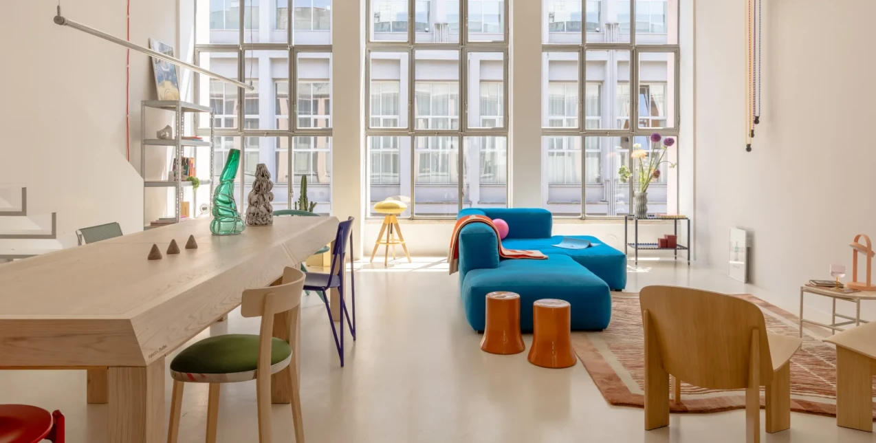 Funky πνοή και ποπ αποχρώσεις σε ένα loft του Μιλάνου με άρωμα Νέας Υόρκης