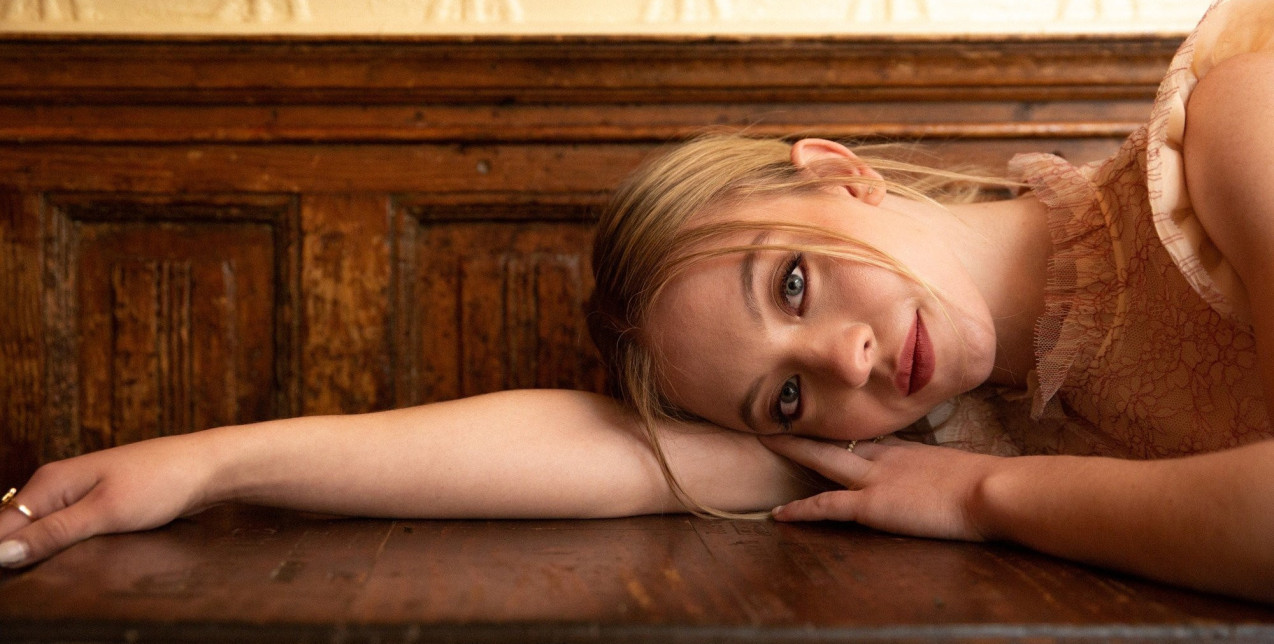 Tired girl makeup: Η «ασυνήθιστη» τάση στο μακιγιάζ που έχει λατρέψει η Gen Z μάς καλεί να συμφιλιωθούμε με κάθε ατέλεια