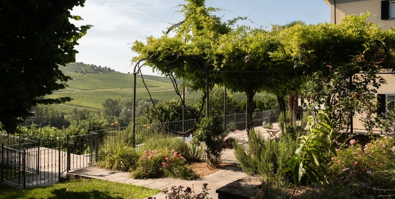 Η μαγευτική θέα στους αμπελώνες αποτελεί το κρυφό στοιχείο γοητείας αυτής της Mid-Century βίλας στο Monferrato 