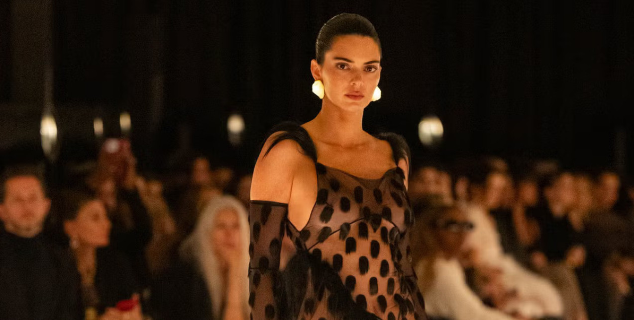 PFW: Ο Daniel Roseberry μετέφερε την υψηλή ραπτική στην SS26 ready to wear collection του οίκου Schiaparelli 