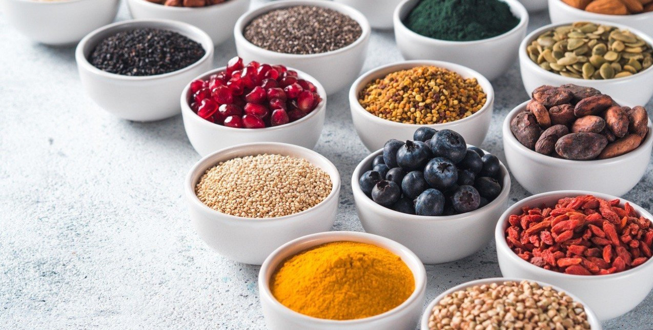 Τα μόνα superfoods που «παγώνουν» τον χρόνο μετά τα 50