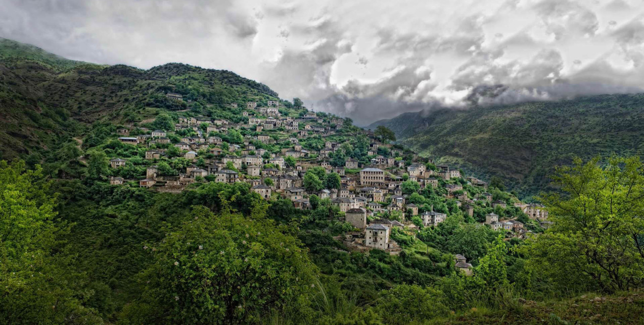 Από πετρόκτιστα γραφικά χωριά μέχρι πόλεις γεμάτες ζωή, αυτές είναι οι καλύτερες last minute αποδράσεις για την 28η Οκτωβρίου