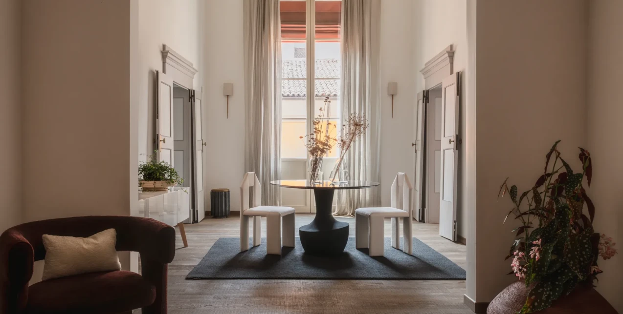 Η νεοκλασική γοητεία συναντά τη σύγχρονη ζωή σε ένα διαμέρισμα στη Μπολόνια