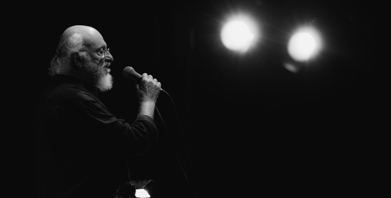 Το GLOW.GR θυμάται τον «Νιόνιο» της Ελλάδας, Διονύση Σαββόπουλο, και τον αποχαιρετά μέσα από μια αναδρομή στη ζωή του