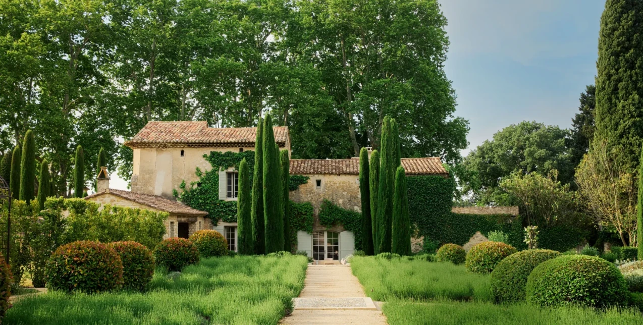 Στην Προβηγκία, μια διαχρονική έπαυλη μεταμορφώθηκε σε ιδανικό καταφύγιο που συνδυάζει ιστορία και γοητεία