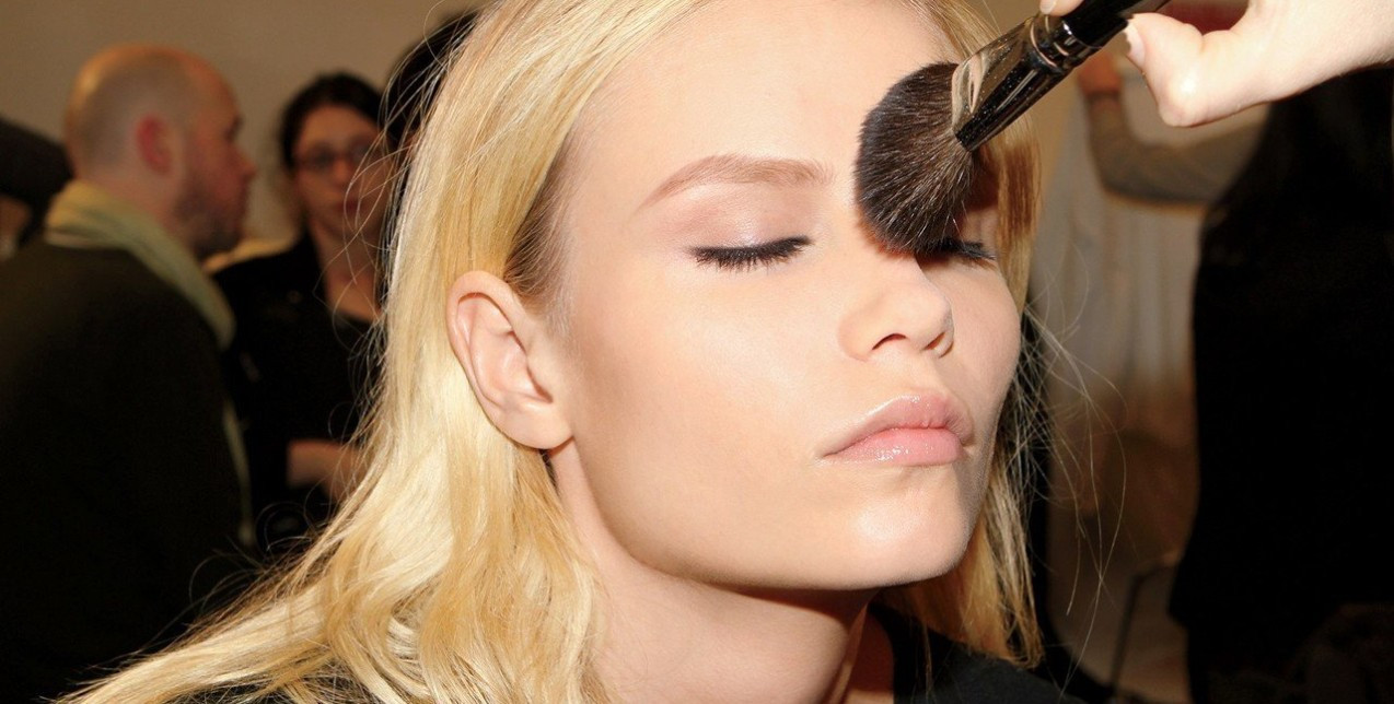 Μήπως χρησιμοποιείτε την πούδρα σας λάθος τη χειμερινή σεζόν; Θα εκπλαγείτε με μερικά συνηθισμένα βήματα που κάνουν το δέρμα σας να φαίνεται ξηρό