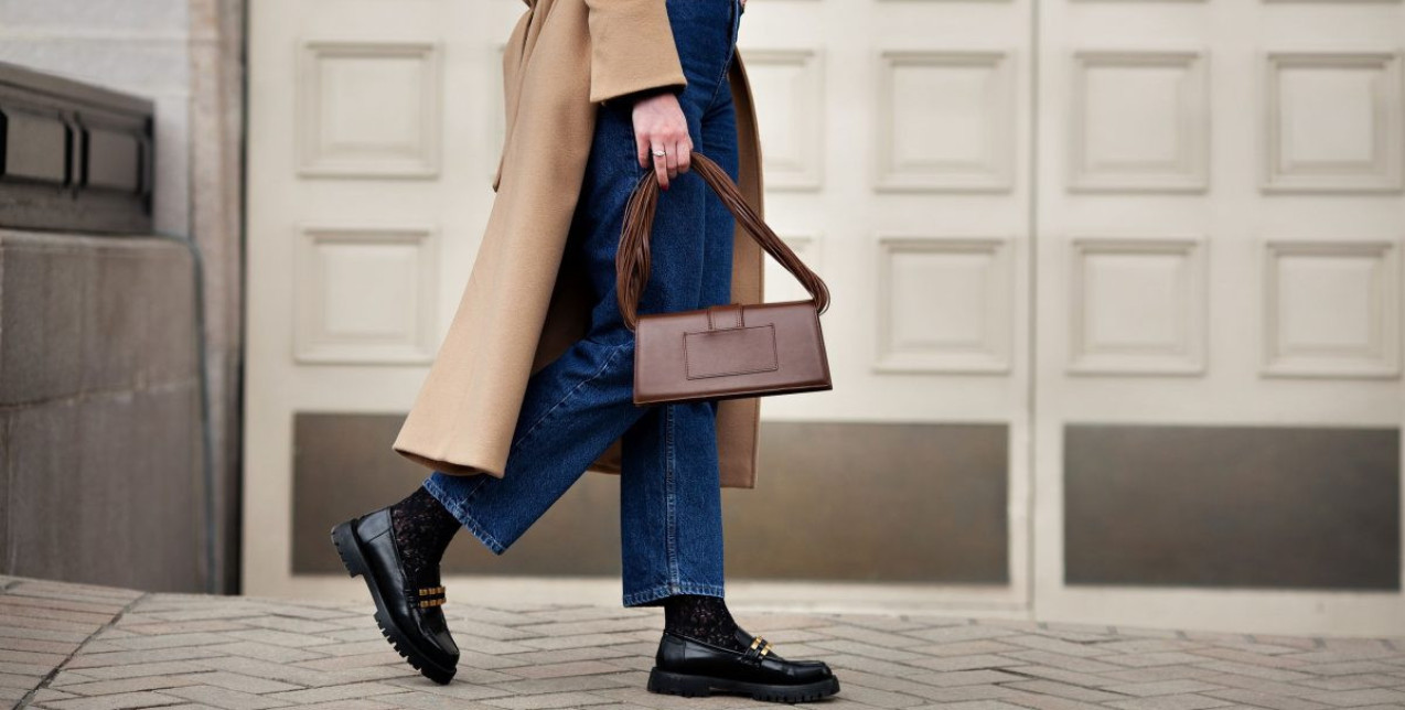 7 shoe designs που ταιριάζουν τέλεια με τα mom jeans