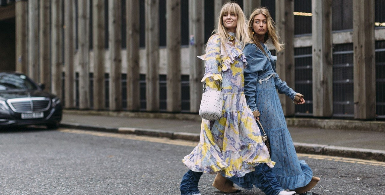 Dresses Over Jeans: Το απόλυτο trend της σεζόν και πώς να το απογειώσετε 