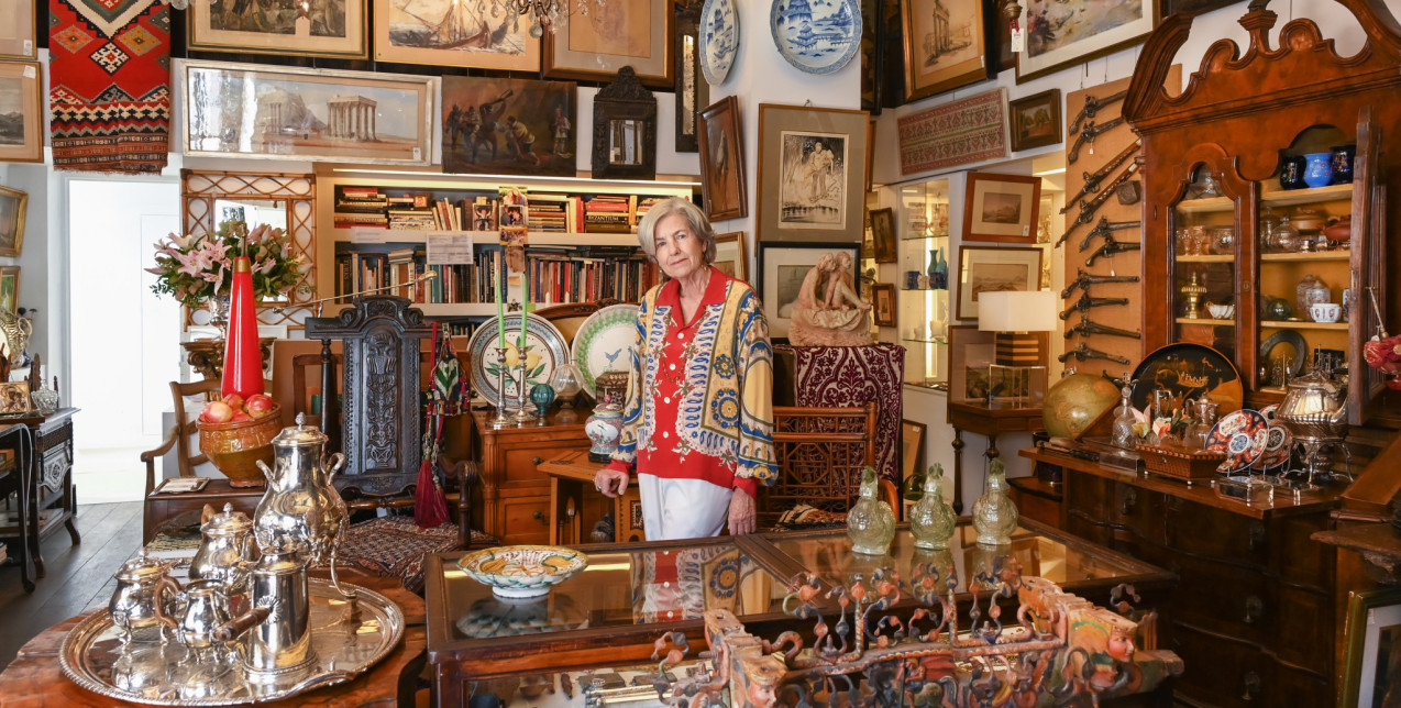 Συζητώντας με την Ελένη Μαρτίνου για το ιστορικό παλαιοπωλείο «Μαρτίνος», τοπόσημο της Αθήνας για πάνω από έναν αιώνα