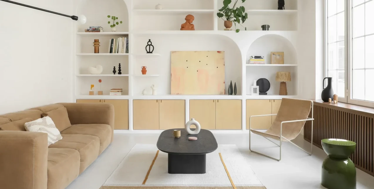 5 ιδέες για να «μεγαλώσουμε» οπτικά το σαλόνι μας μέσα από τη δύναμη του χρώματος στους τοίχους