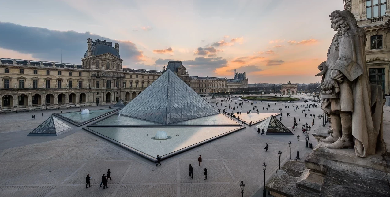 Το χρονικό της σοκαριστικής ληστείας και η επόμενη μέρα για το Μουσείο του Λούβρου