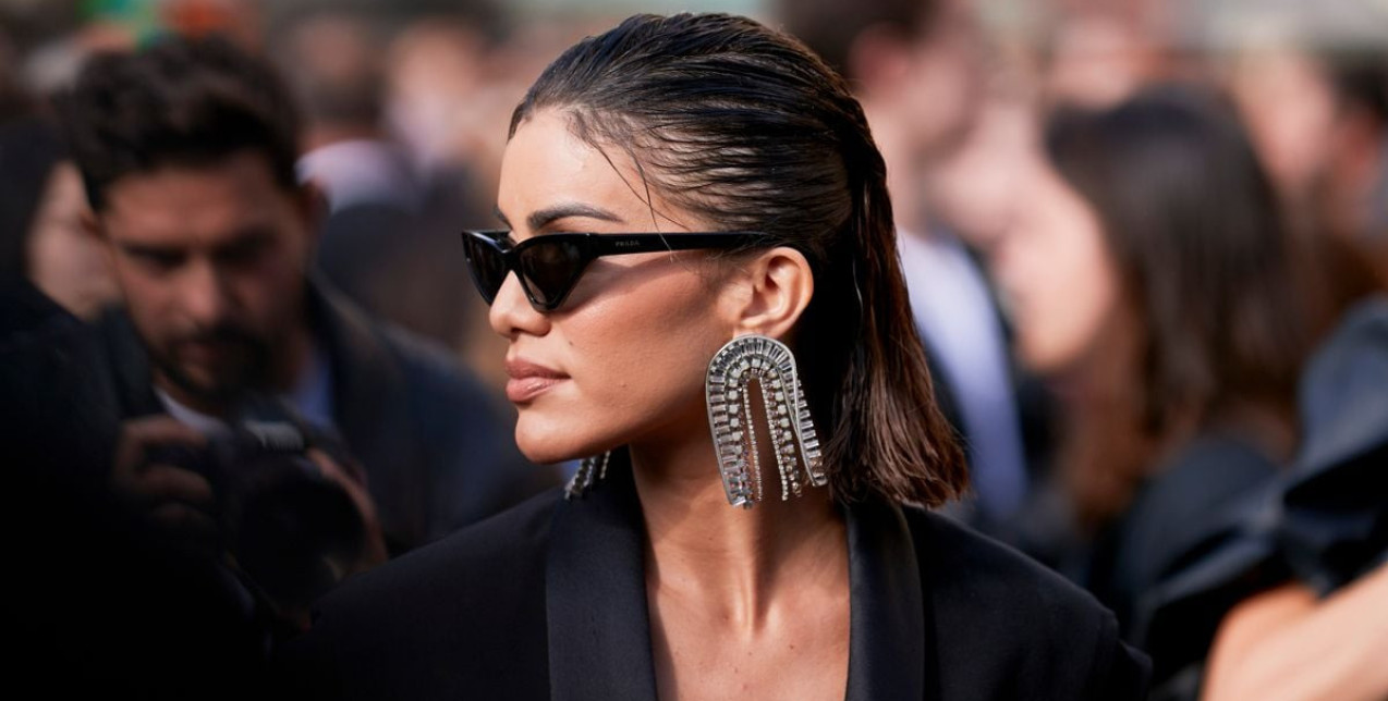 Τα oversized σκουλαρίκια είναι το μόνο αξεσουάρ που χρειάζονται τα χειμερινά σας σύνολα