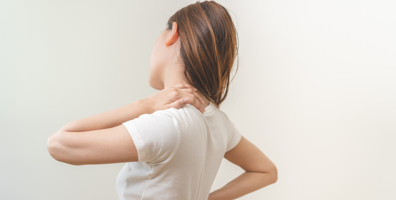 Πόνος στον αυχένα; Οι πιο απλές ασκήσεις για να τον αντιμετωπίσετε άμεσα