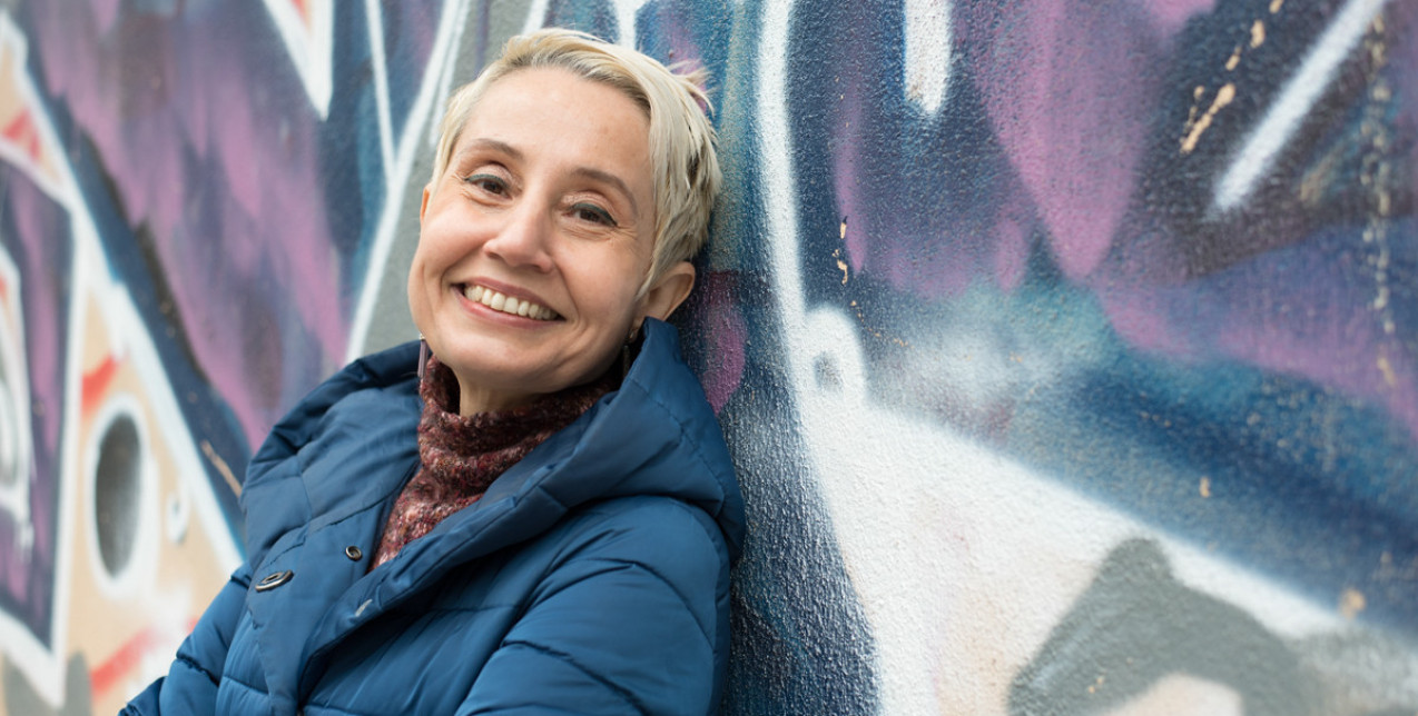 «Το φως μετά το σκοτάδι ήταν εκτυφλωτικό»: Η Σοφία Νικολαΐδου, συγγραφέας και καθηγήτρια του ΑΠΘ, εξομολογείται την προσωπική της εμπειρία με τον καρκίνο του μαστού