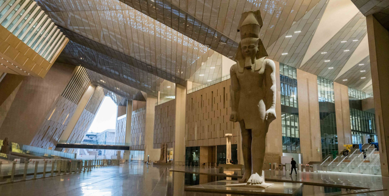 Grand Egyptian Museum: Το μεγαλύτερο αρχαιολογικό μουσείο στον κόσμο ανοίγει κι επίσημα τις πόρτες του για το κοινό