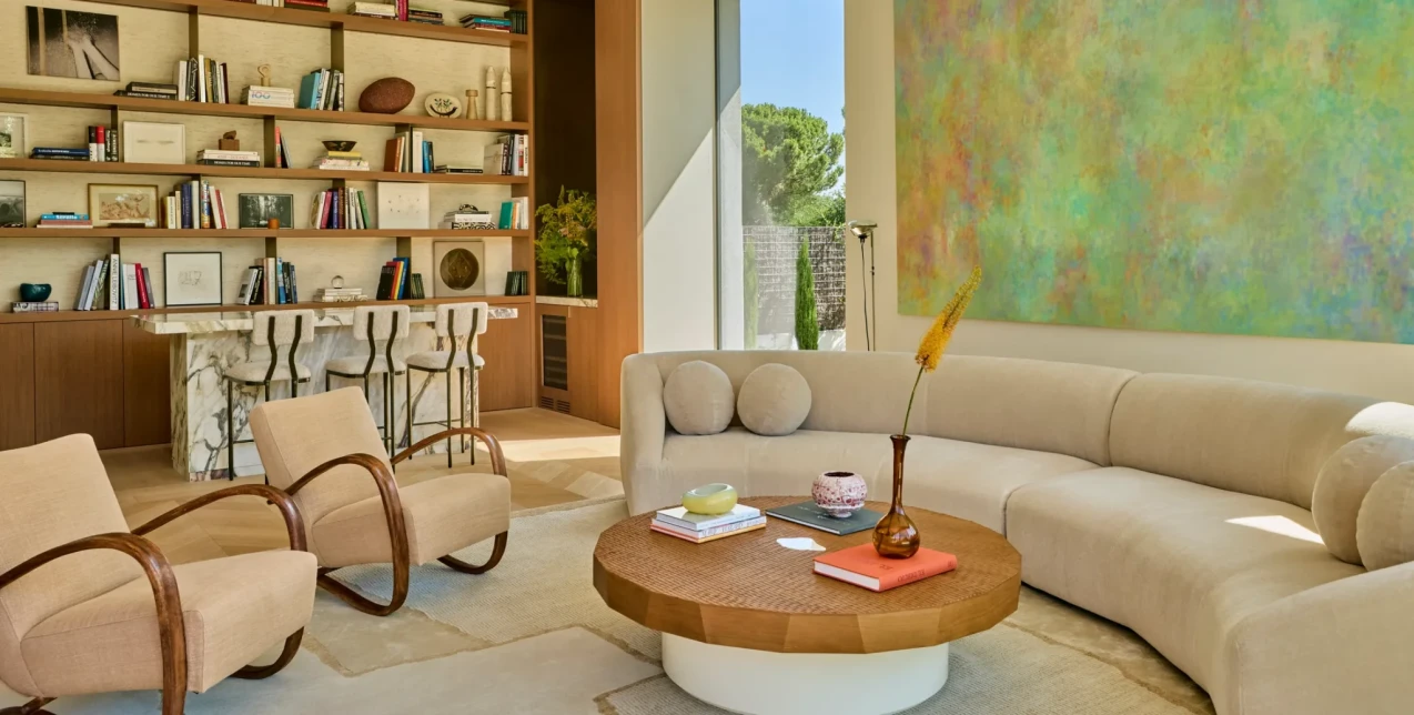 Άπλετο φως, εκλεπτυσμένο design και μια πλούσια παλέτα χρωμάτων συνθέτουν αυτήν την κατοικία στη Μαδρίτη