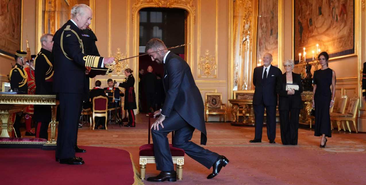 Ο David Beckham τιμήθηκε με το χρίσμα του ιππότη από τον Βασιλιά Κάρολο στο παλάτι του Windsor