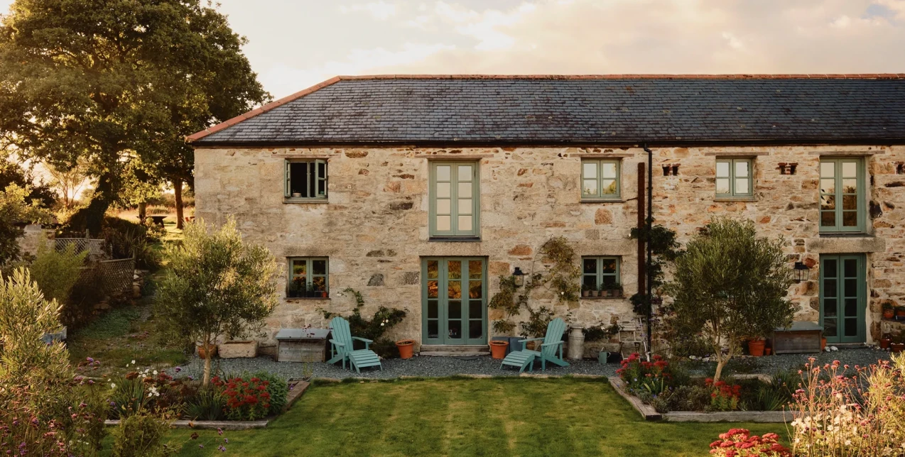 Ένας παλιός αχυρώνας στην Κορνουάλη μετατράπηκε σε μια οικογενειακή κατοικία γεμάτη αντίκες