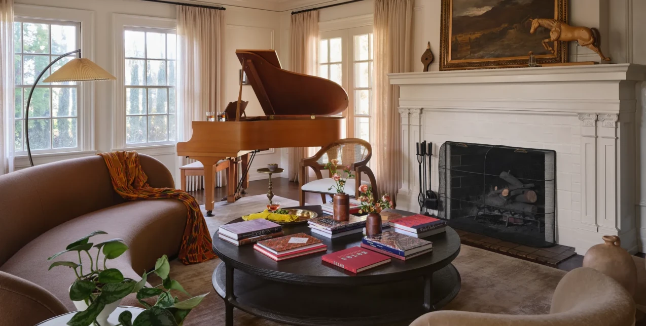 Ένα καλιφορνέζικο σπίτι με έντονη ευρωπαϊκή ταυτότητα και δυναμική παρουσία της τέχνης