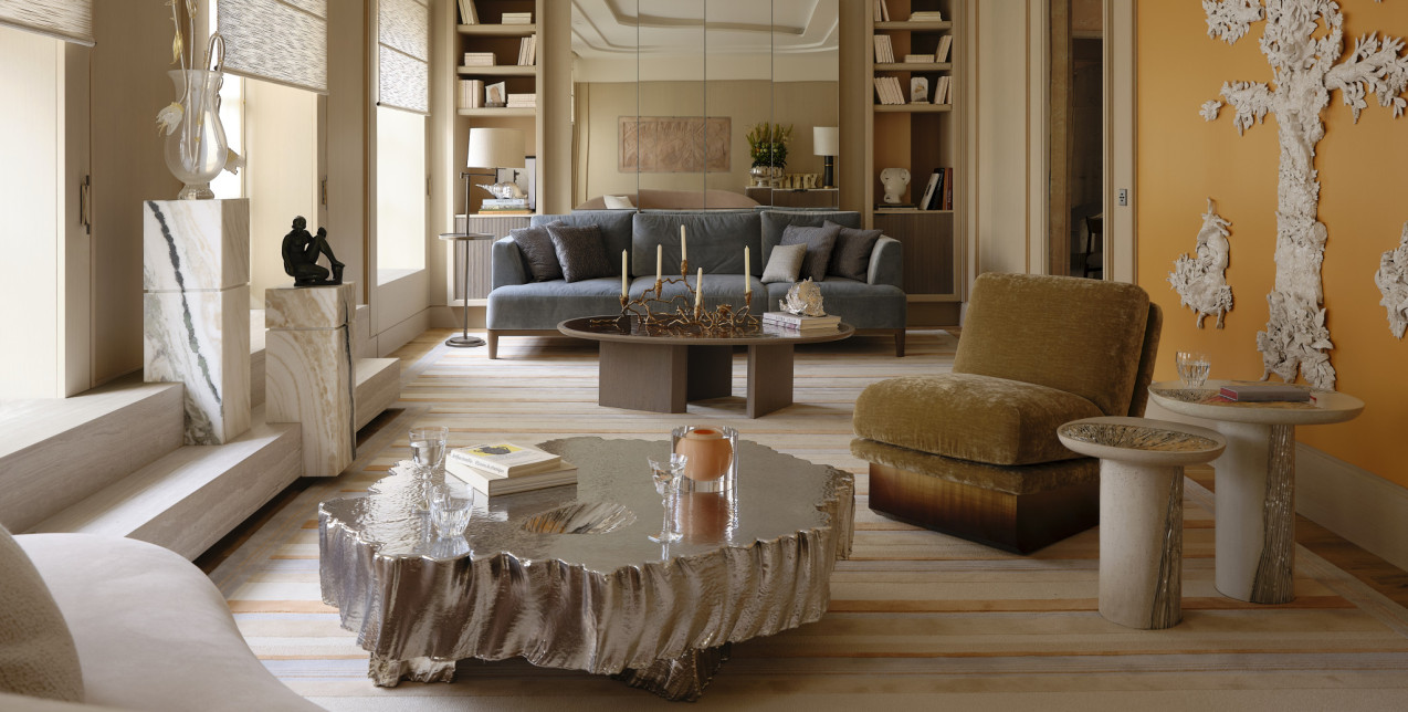 Πλημμυρισμένο από το φως του ήλιου, ένα μικρό διαμέρισμα του 19ου αιώνα στο Παρίσι απέκτησε νέα ζωή