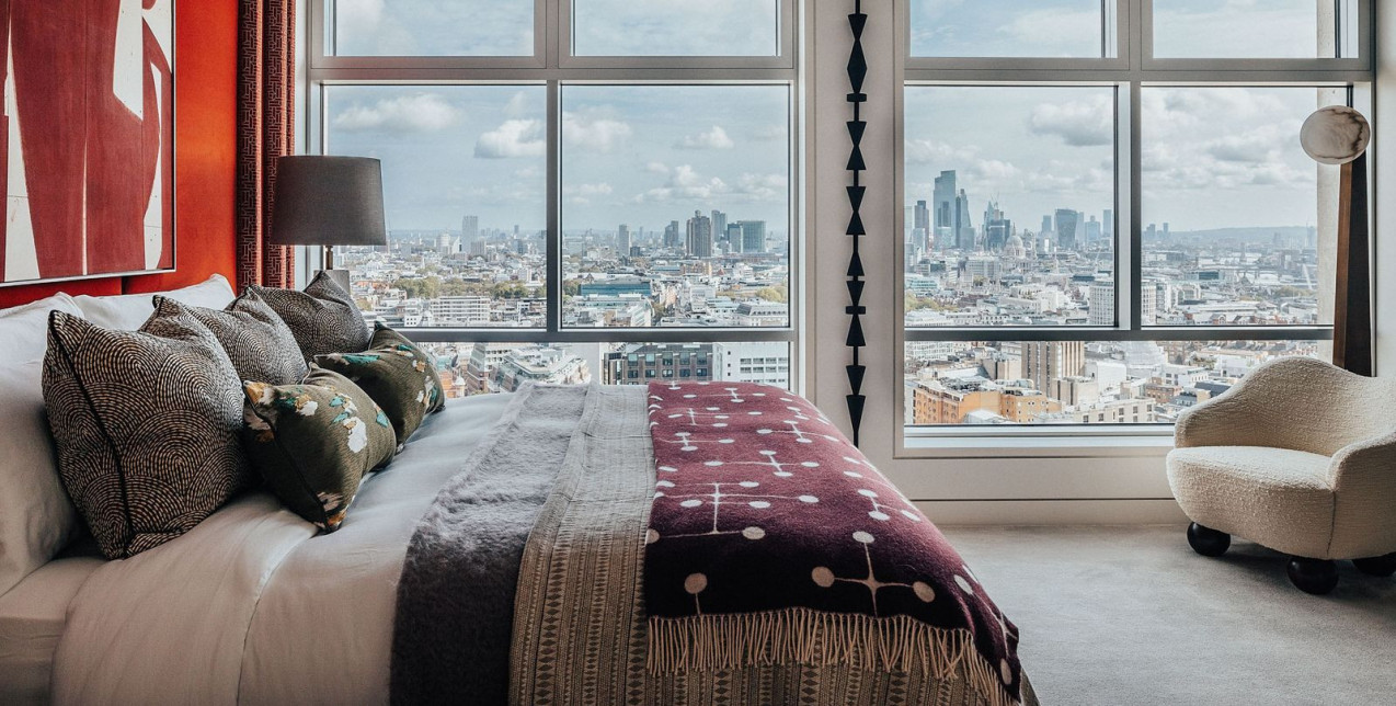 Μια κατοικία στο Centre Point του Λονδίνου μεταμορφώνει τον μπρουταλισμό σε έναν ύμνο χρώματος και τέχνης 