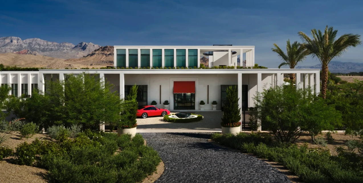 Με πανοραμική θέα στην κοιλάδα του Λας Βέγκας, αυτή η κατοικία ξεχωρίζει για την αρχιτεκτονική και την εσωτερική διακόσμηση της