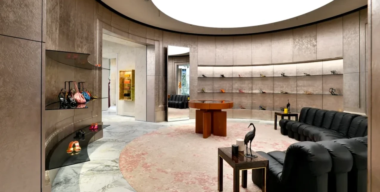 O οίκος Saint Laurent ανοίγει τις πόρτες της νέας εντυπωσιακής boutique της στην εμβληματική Avenue Montaigne του Παρισιού