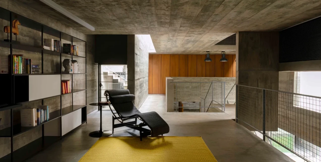 Ένα σπίτι στην Τσενάι της Ινδίας που δίνει άλλη ένταση στον σύγχρονο μπρουταλισμό