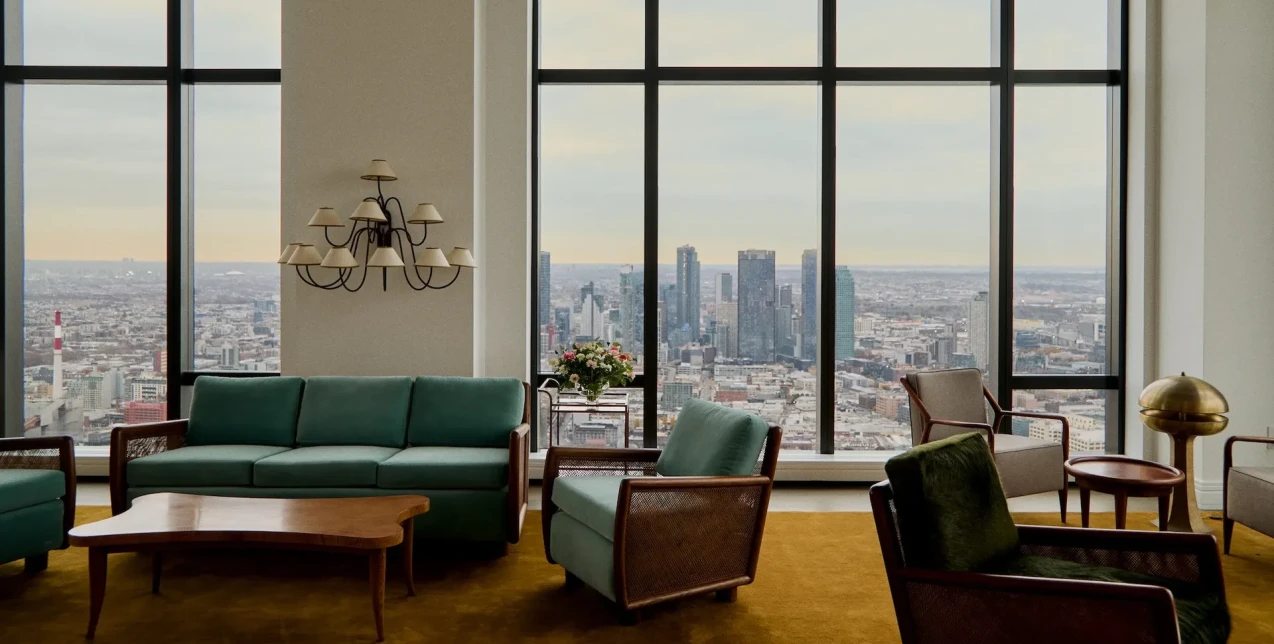 Μια εκπληκτική έκθεση που γιορτάζει τους διατλαντικούς δεσμούς του μοντερνισμού υψώνεται πάνω από το Μανχάταν