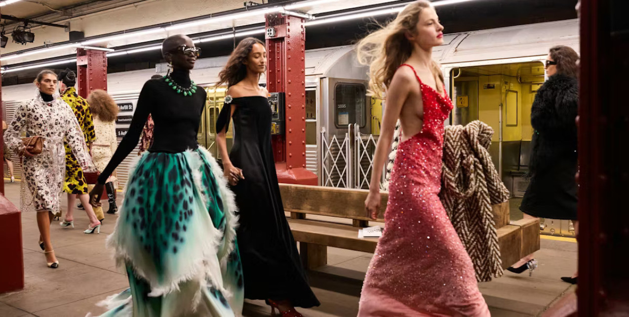 Chanel Métiers d’Art 2026: Η Νέα Υόρκη μέσα από το φαντασιακό σύμπαν του Matthieu Blazy