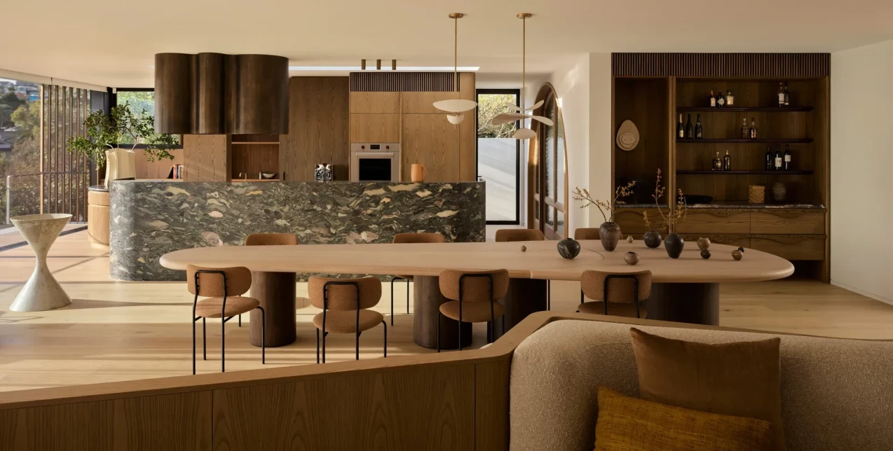 Μια κατοικία στο Σίδνεϊ από τη δεκαετία του '80 ισορροπεί μοναδικά ανάμεσα στη γαλήνια ατμόσφαιρα και τη vibrant αισθητική