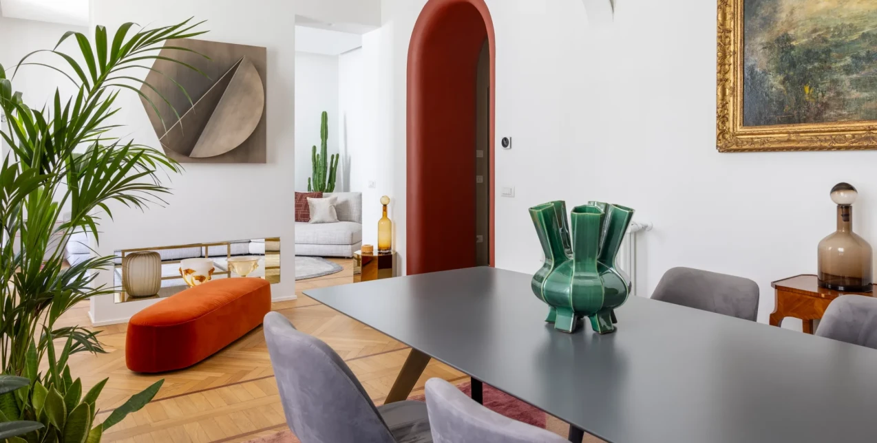 Ένα tailor-made διαμέρισμα στο Μιλάνο αποδεικνύει πως ο μινιμαλισμός μπορεί να είναι και πολύχρωμος