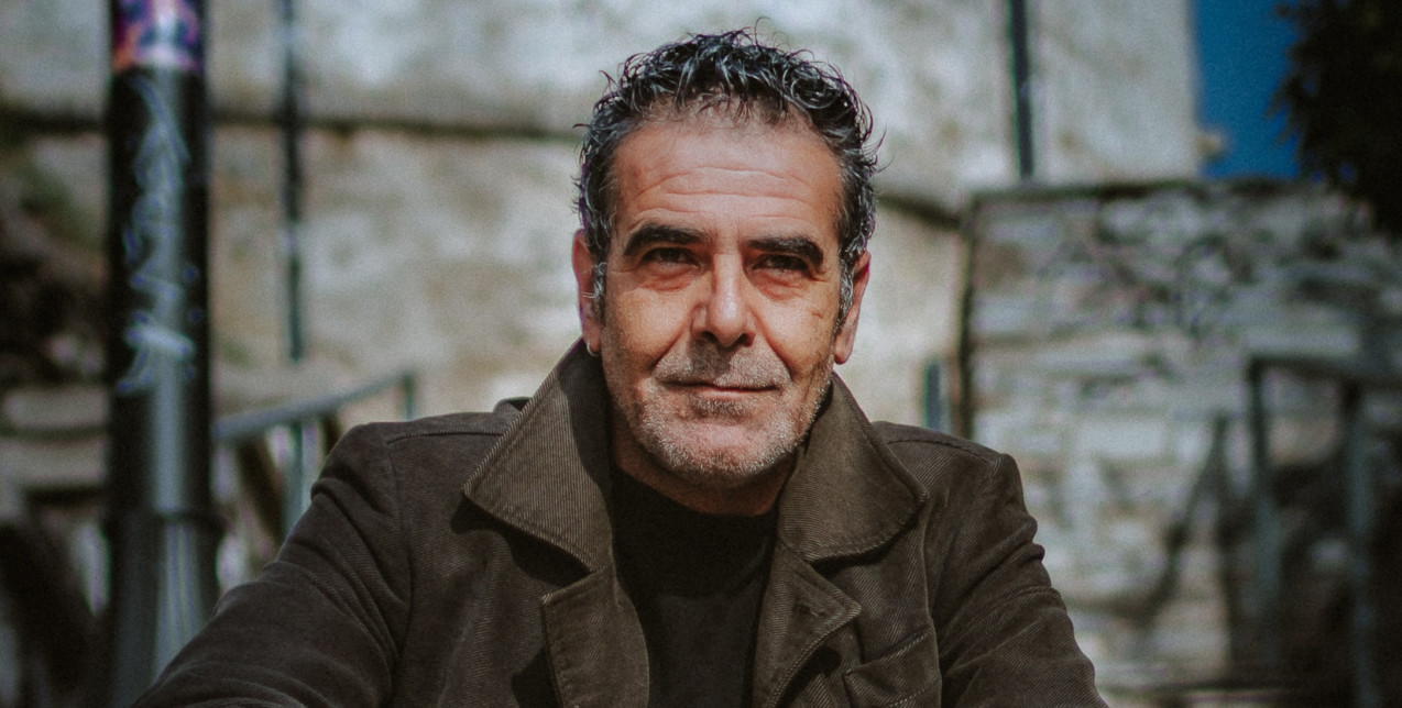 SKG Stories: Ο σπουδαίος σκηνοθέτης Θάνος Νίκας δημιουργεί μέσα από τα έργα του έναν κόσμο με όλα τα τρωτά του σημεία