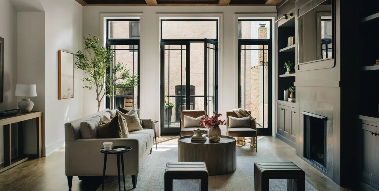 Ένα townhouse 150 ετών στο Σικάγο αποδεικνύει πόσο διαχρονικό είναι το λευκό και το μαύρο στη διακόσμηση