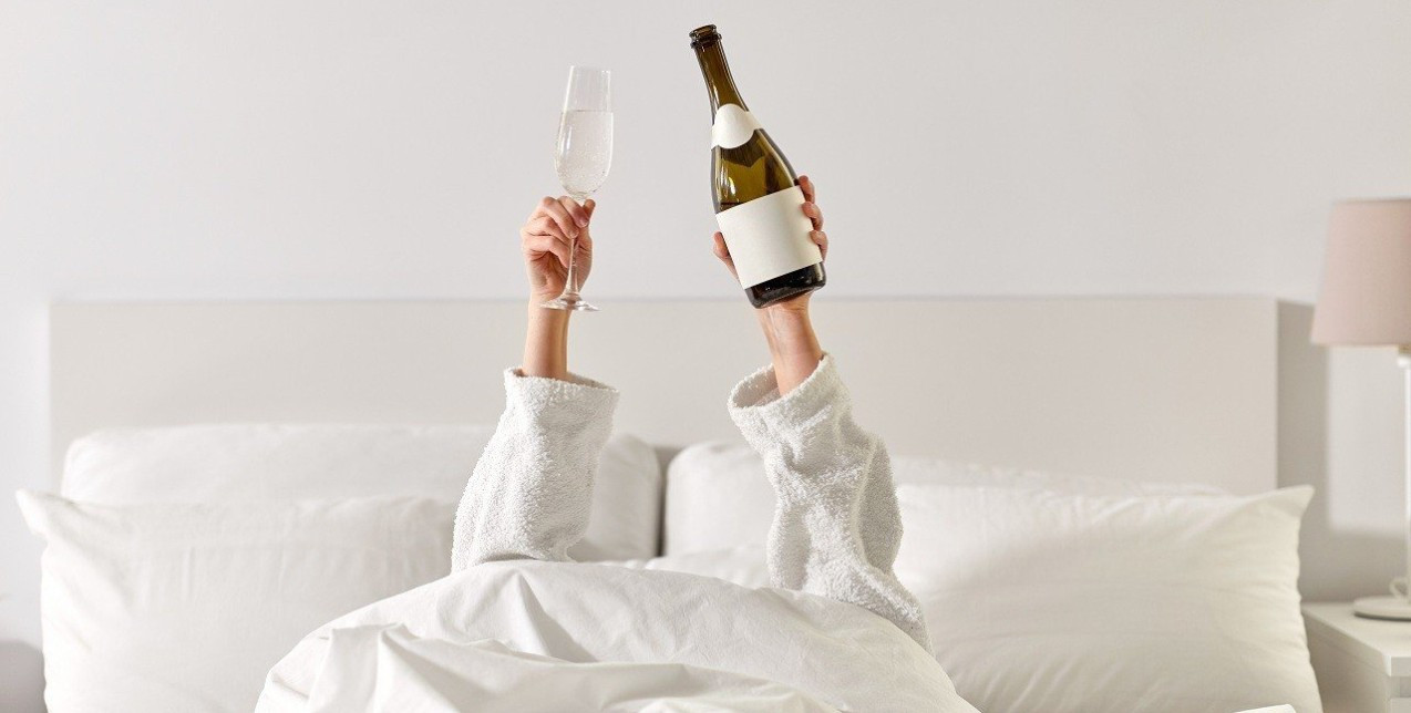 Νιώθετε πρήξιμο από το αλκοόλ; Τι το προκαλεί και πώς να το αποφύγετε