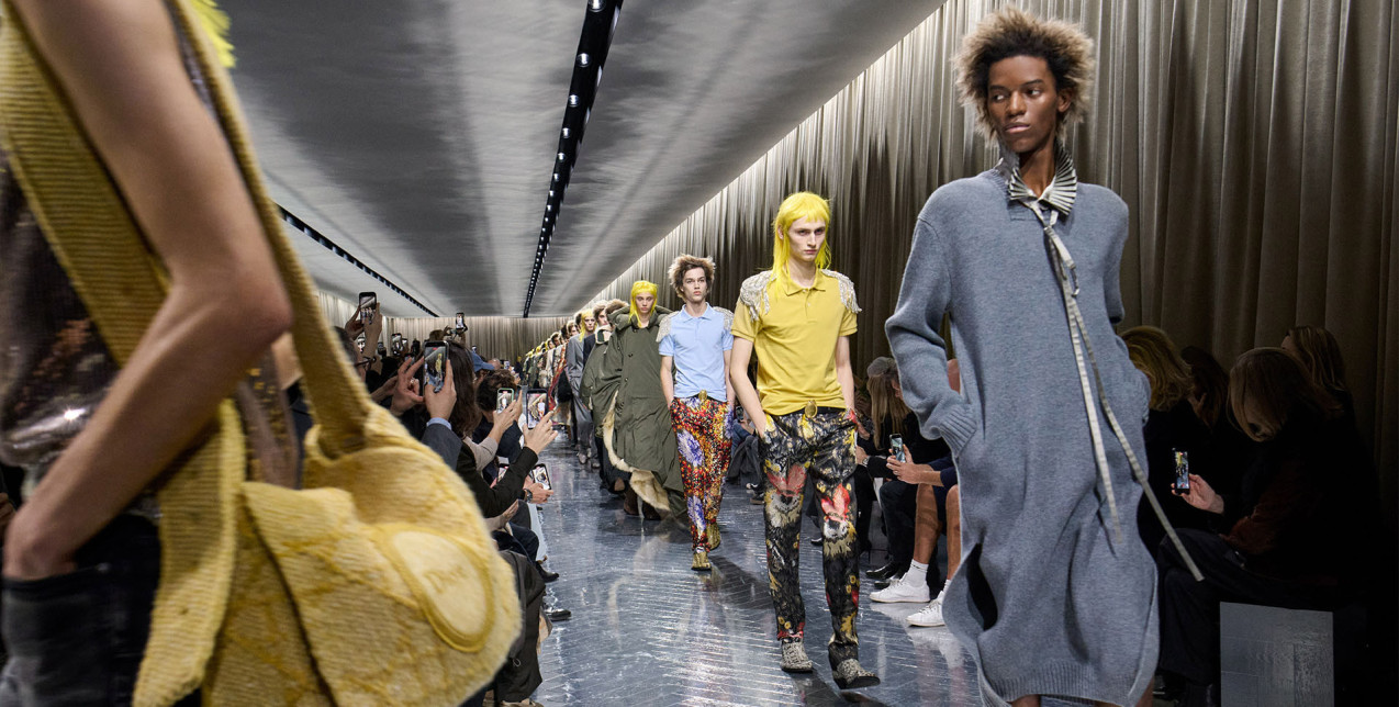 Dior Men Winter 2026-2027: Ο Jonathan Anderson θόλωσε το όρια ανάμεσα στο αρσενικό και το θηλυκό παρουσιάζοντας μια επική συλλογή