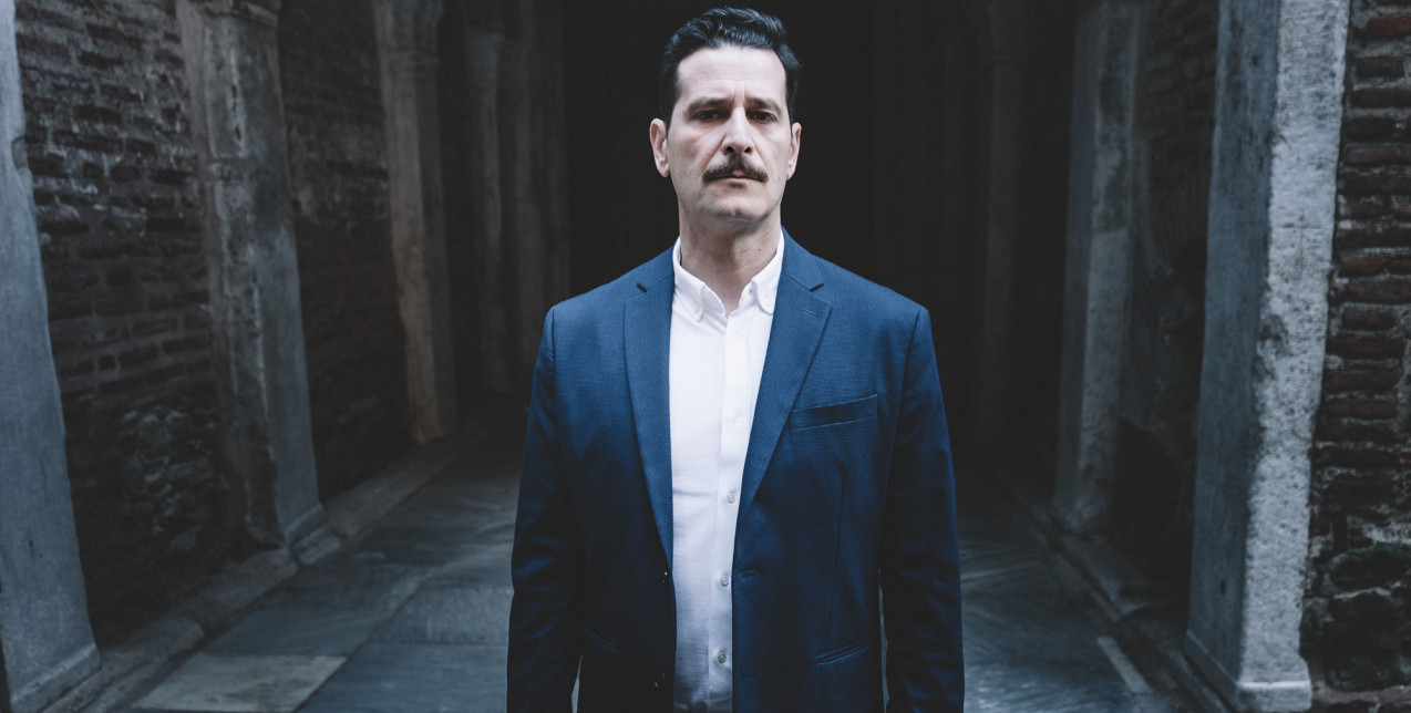 SKG Stories: Αυτό που ο Γιάννης Καραμφίλης εντοπίζει στο βλέμμα του θεατρικού κοινού είναι το ελιξίριο για την τέχνη του