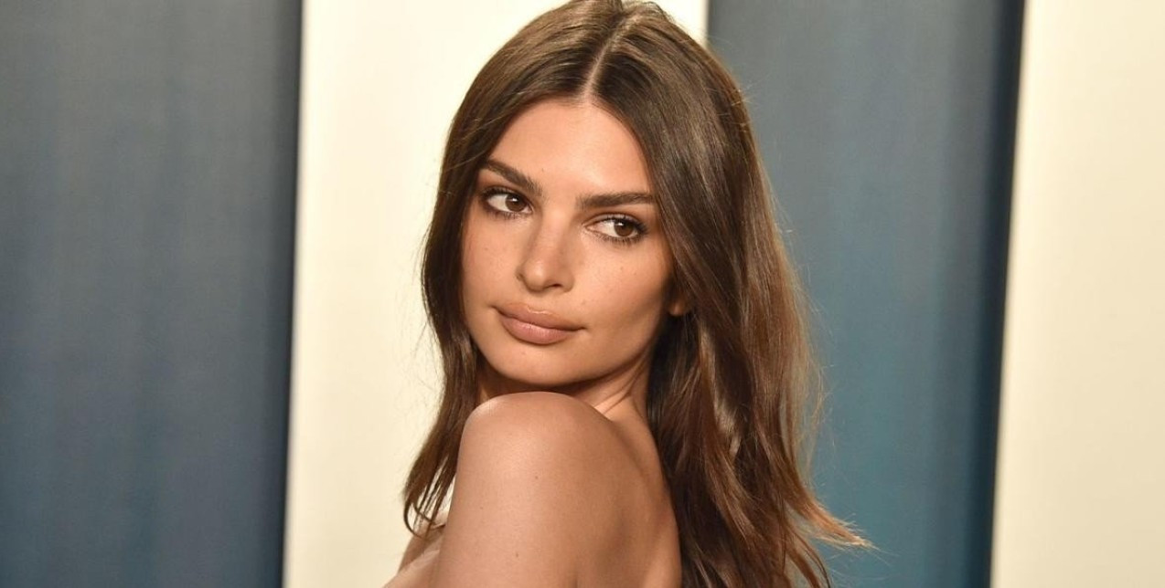 Η μοναδική απόχρωση κραγιόν που κάθε καστανομάλλα χρειάζεται στην τσάντα της 