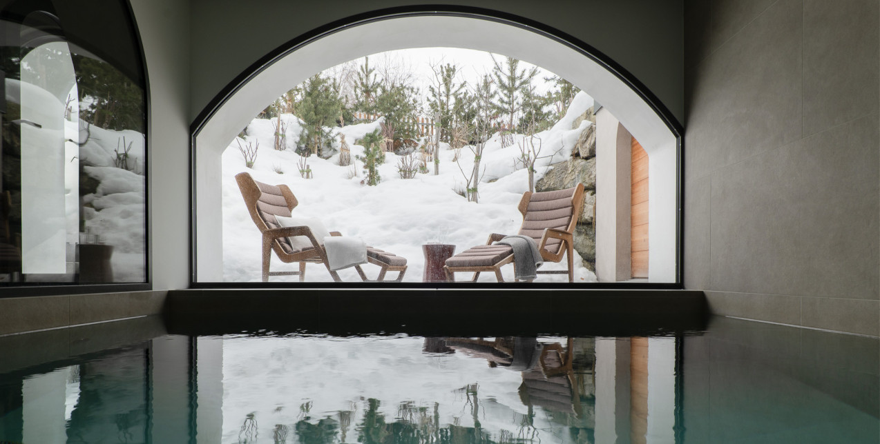 Ένα χιονισμένο σαλέ στο Saint Moritz ενώνει υποδειγματικά την παράδοση με τον μοντερνισμό