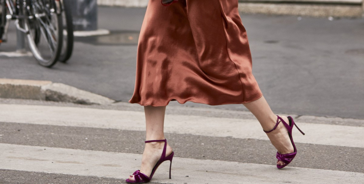 Οι midi φούστες που θα αντικαταστήσουν όλα τα παντελόνια της γκαρνταρόμπας σας