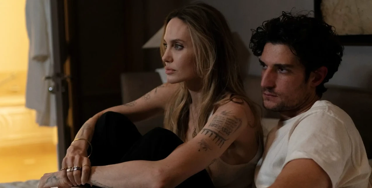 Couture: Η Angelina Jolie επιστρέφει στη μεγάλη οθόνη με έναν ρόλο που την ταυτίζει με την μητέρα της 