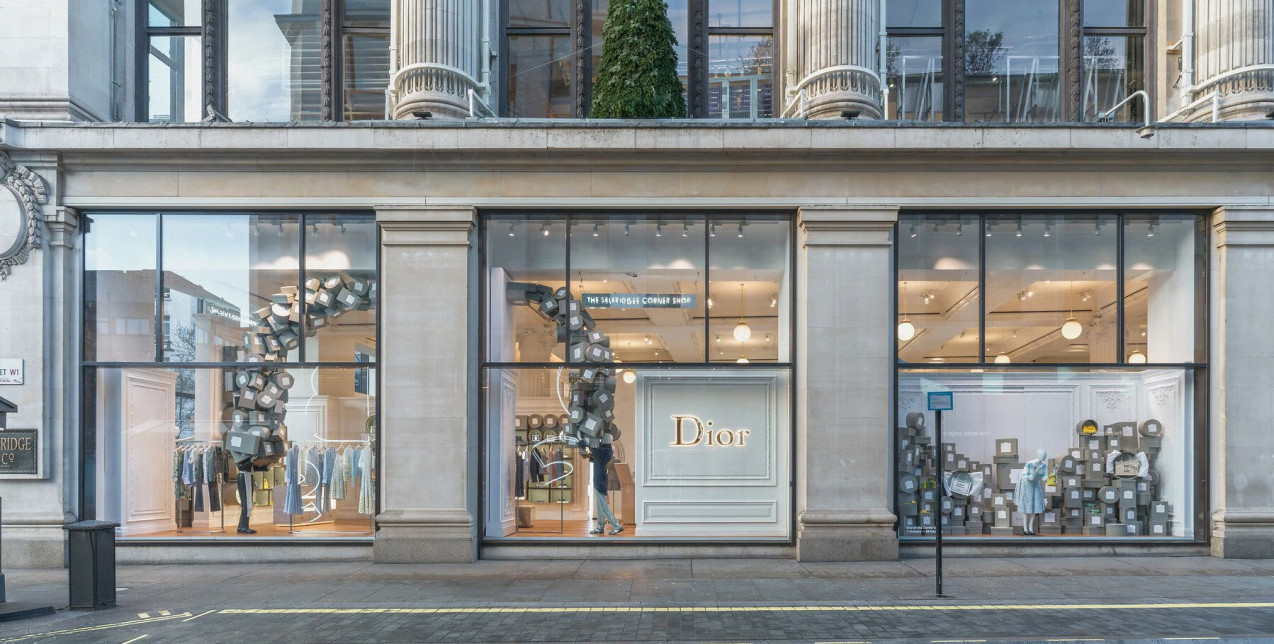 O Jonathan Anderson «καταφθάνει» στο Selfridges του Λονδίνου με ένα ιδιαίτερο pop-up προς τιμήν της κληρονομιάς του Dior 
