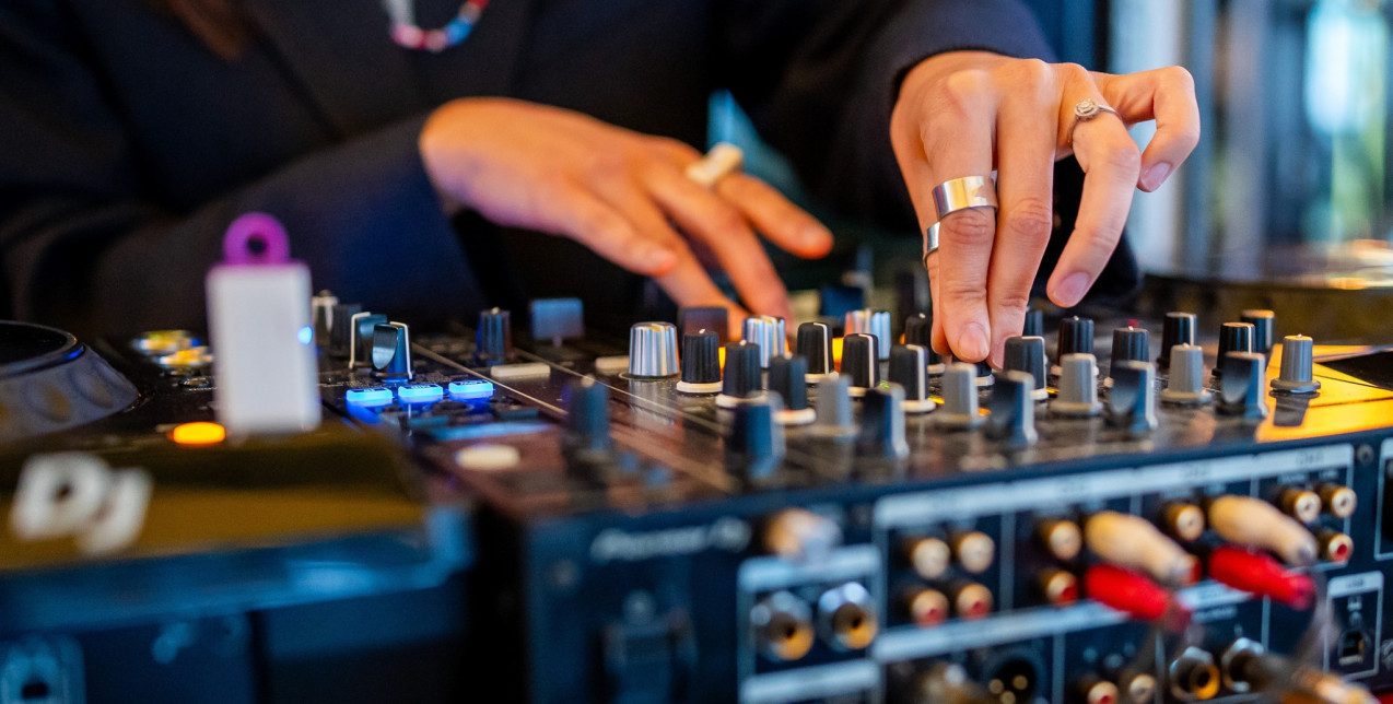 Το GLOW.GR συνομιλεί με πέντε επιδραστικές DJs που δίνουν ρυθμό στη μουσική σκηνή της Θεσσαλονίκης