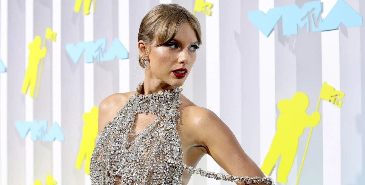 Η Taylor Swift είναι η κορυφαία καλλιτέχνιδα για το 2025 και ο κόσμος υποκλίνεται μπροστά της