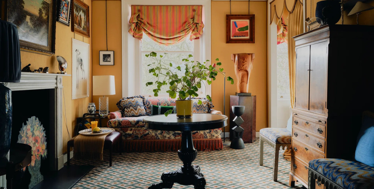 Η θεατρική κομψότητα ενός λονδρέζικου διαμερίσματος με εκλεκτική διακόσμηση