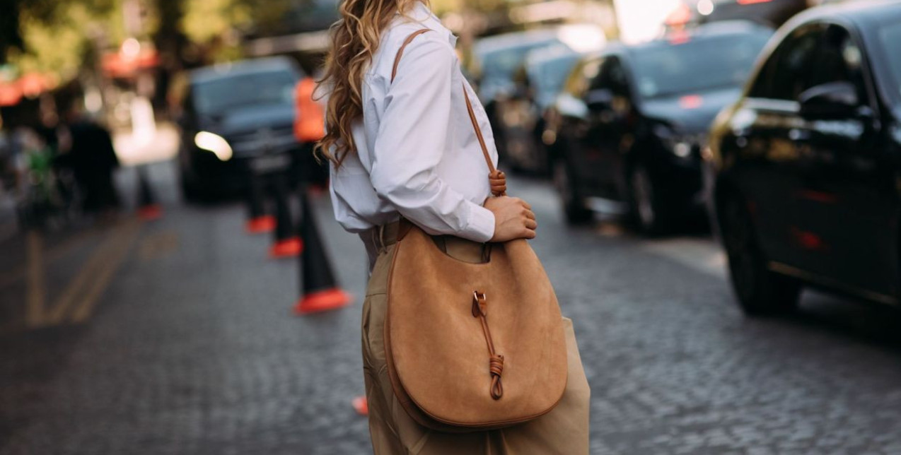 Οι suede τσάντες είναι το πιο hot αξεσουάρ αυτή τη στιγμή